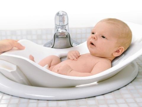 ¿Qué deberían saber los padres al preparar el primer baño del bebé?
