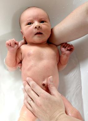 Cómo bañar a los recién nacidos. Memo para padres jóvenes.