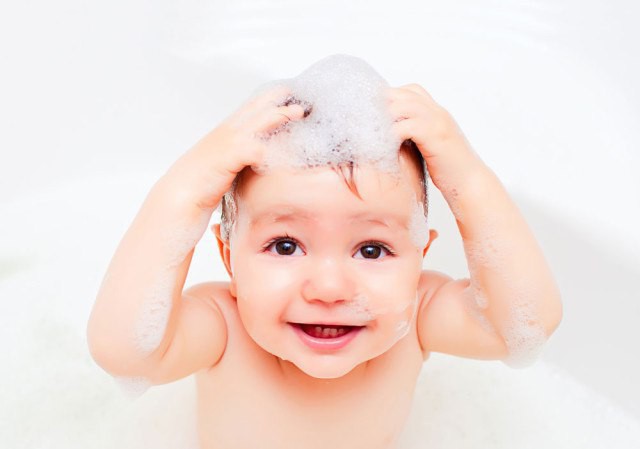 ¿Es posible bañar a un niño en caso de un resfriado Komarovsky? 